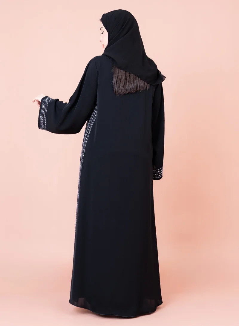 اكسا عباية أنيقة بخطوط بيضاء  سوداء