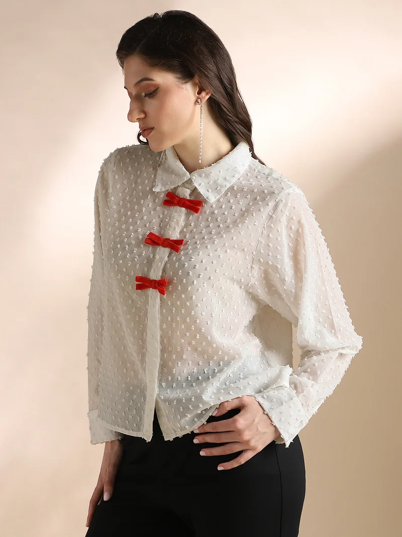 جلو باص قميص نسائي بياقة قميص وأكمام بأزرار وتفاصيل فيونكة مخملية بتصميم ذاتي من الجورجيت