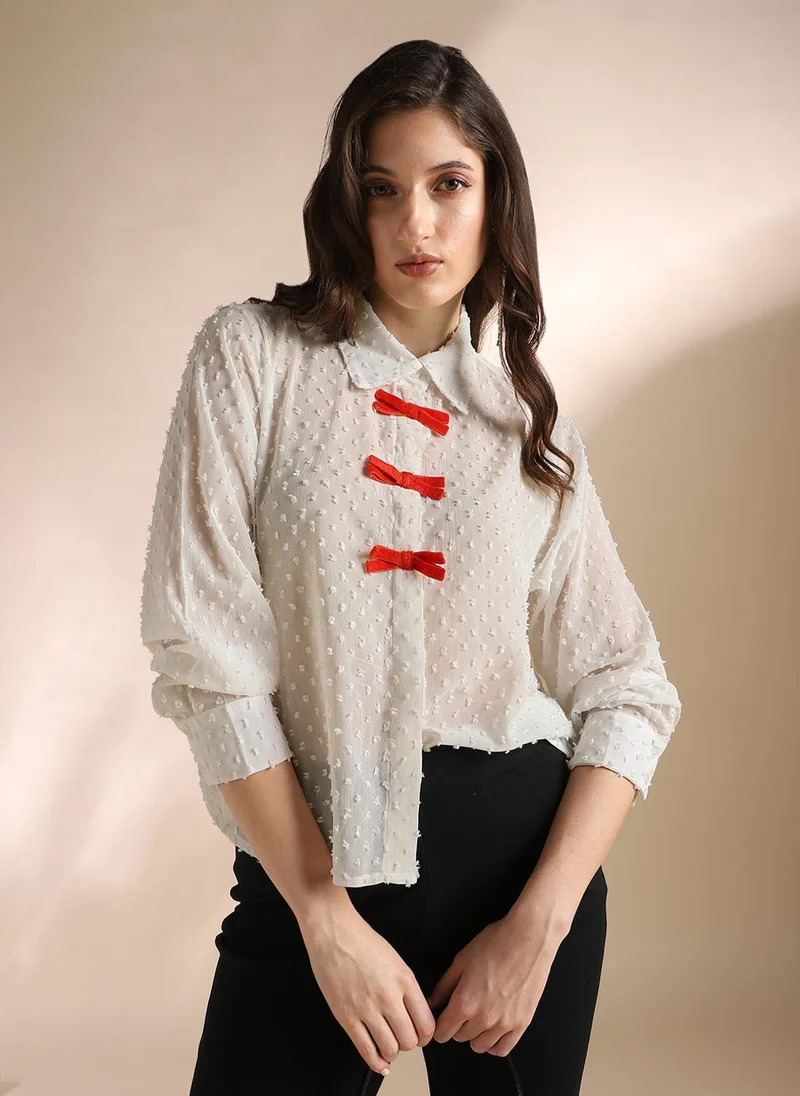 جلو باص قميص نسائي بياقة قميص وأكمام بأزرار وتفاصيل فيونكة مخملية بتصميم ذاتي من الجورجيت