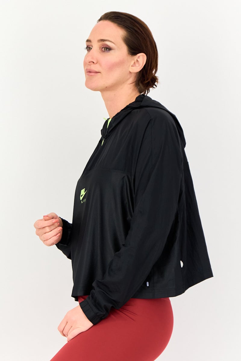 Nike جاكيت رياضي نسائي بأكمام طويلة مناسب للجري، أسود - Image 4