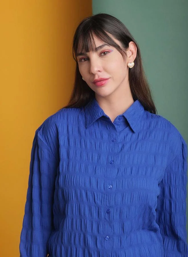 مرفوعة قميص نسائي أزرق فضفاض من قماش السيرساكر من فري هاند