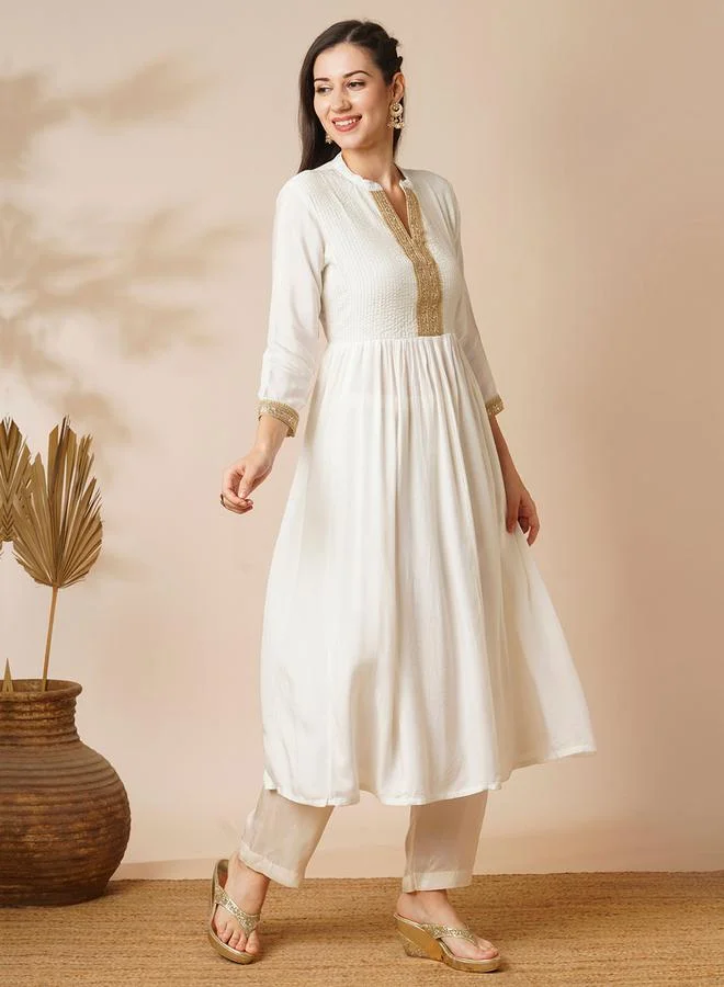 جلو باص كورتا بحافة واسعة وياقة ماندارين وحافة دانتيل