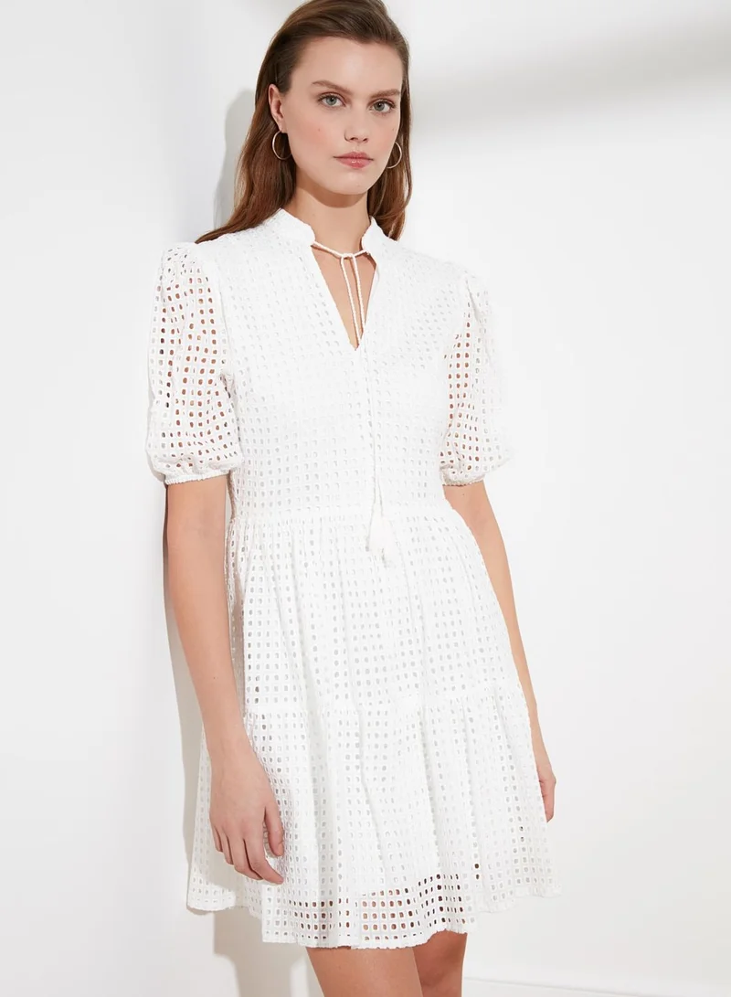 ترينديول فستان بتصميم مثقب مزود برباط على العنق