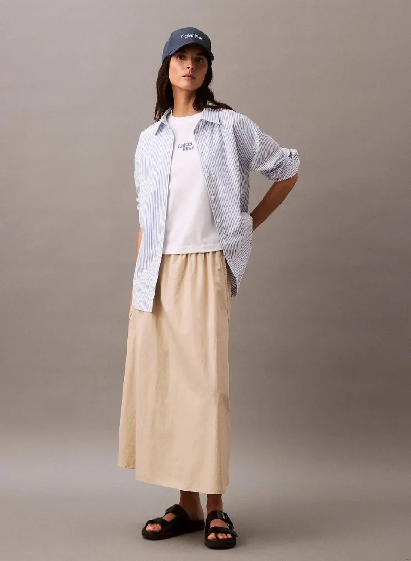 كالفن كلاين جينز تيشرت مزين بشعار كلفن كلاين بنمط فلوك