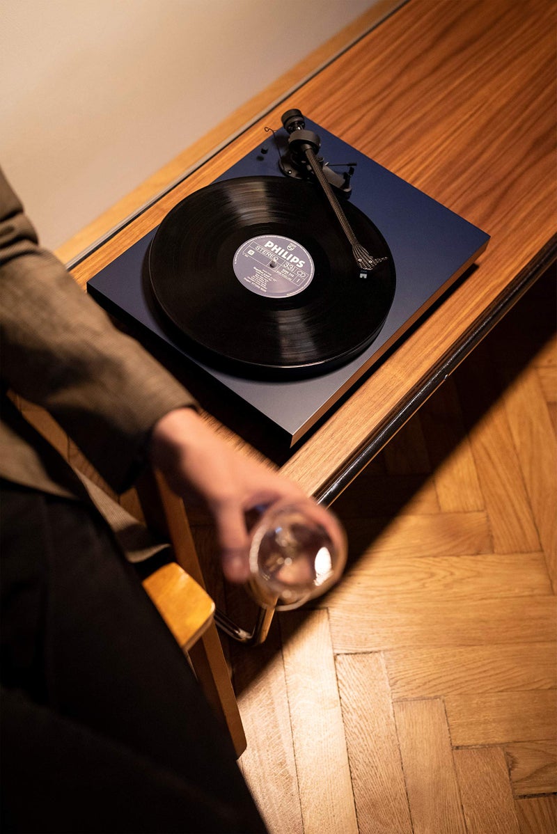 Pro-Ject Debut Carbon EVO, Audiophile Turntable with Carbon Fiber tonearm, Electronic Speed Selection and pre-Mounted Sumiko Rainier Phono Cartridge (High Gloss Black) - Image 5