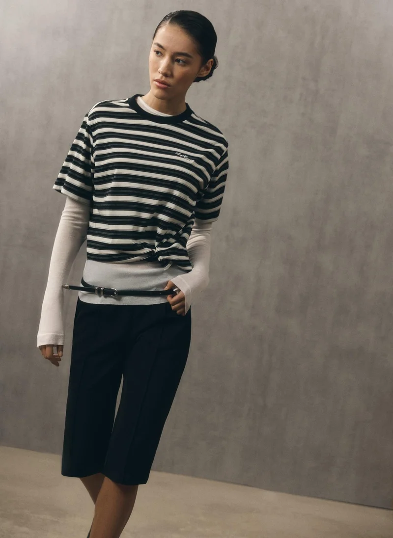 ليتشي تيشيرت فضفاض مزين بحروف