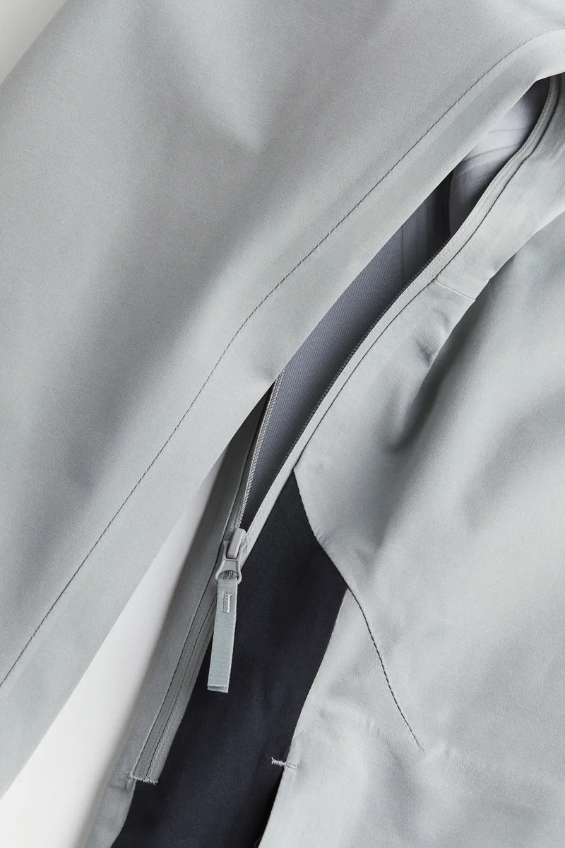 اتش اند ام جاكيت مقاوم للماء بقصة عادية