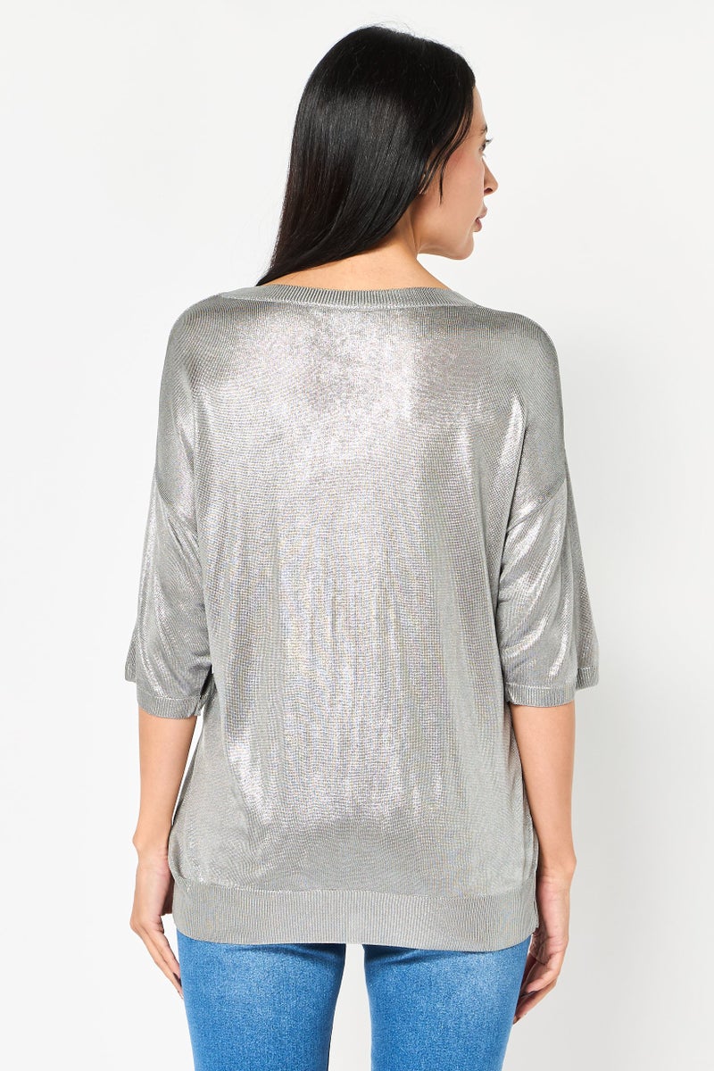 LACOSTE بلوزة معدنية قصيرة الأكمام ذات رقبة مضلعة للنساء، فضية - Image 2