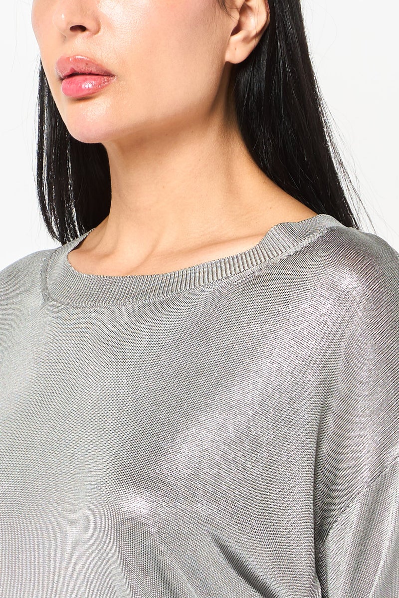 LACOSTE بلوزة معدنية قصيرة الأكمام ذات رقبة مضلعة للنساء، فضية - Image 4