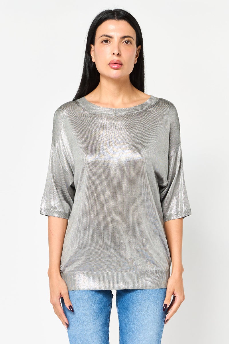 LACOSTE بلوزة معدنية قصيرة الأكمام ذات رقبة مضلعة للنساء، فضية - Image 1