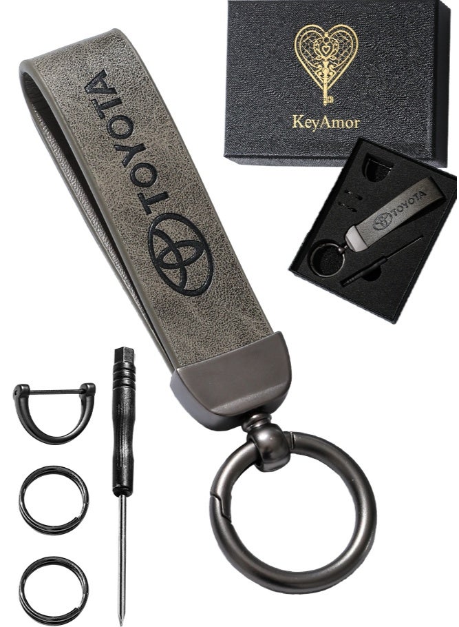 كيامور سلسلة مفاتيح أنيقة من المعدن والجلد الرمادي مع شعار تويوتا تحتوي على ٣ حلقات مفاتيح مثالية كهدية فاخرة أو إكسسوار للسيارة مصممة باللون الرمادي العصري لمظهر حديث تدور بزاوية ٣٦٠ درجة لسهولة الاستخدام مناسبة للرجال والنساء وتأتي في علبة هدايا فاخرة - Image 1