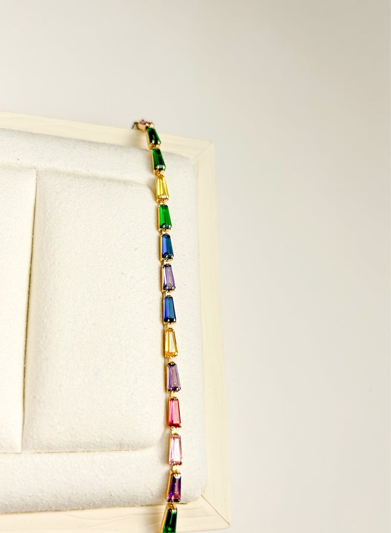 سوار بتصميم نابض بالألوان المتعددة من الأحجار الكريمة الاصطناعية، قابل للتعديل ومطلي بالذهب عيار 18 للنساء. - Image 4