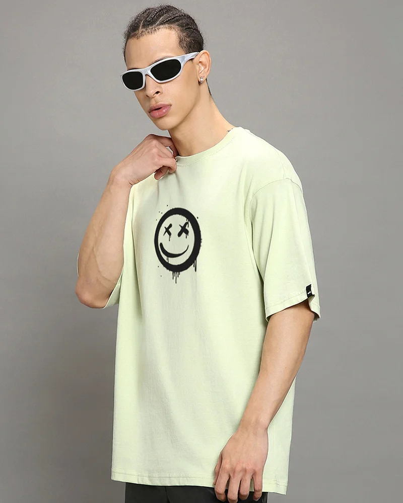 بيواكوف تيشيرت رجالي كبير الحجم بطبعة رسومية بلون أخضر ضبابي