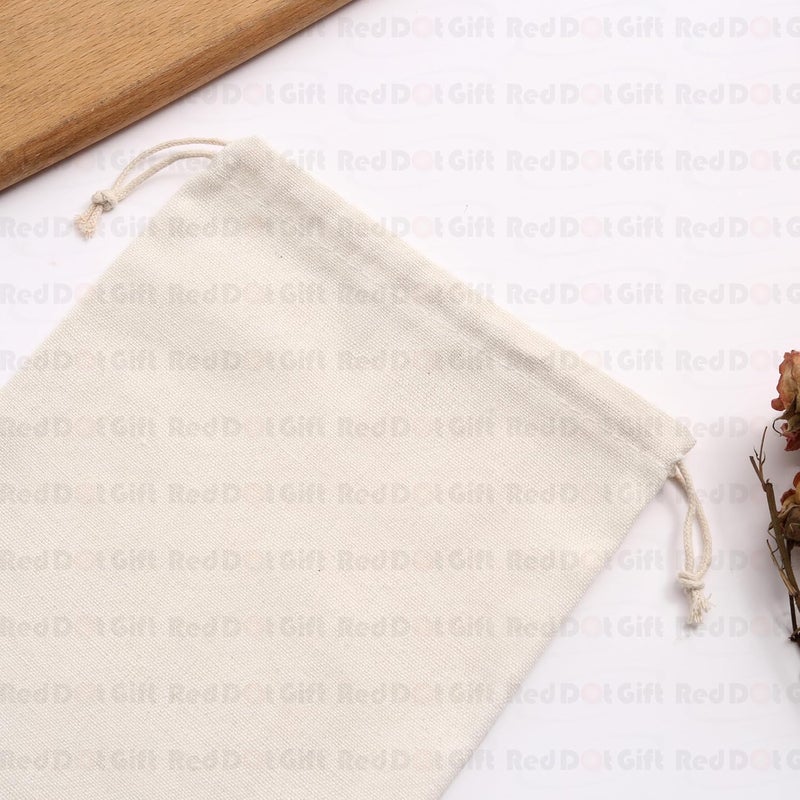 Red Dot Gift® حزمة من 10 أكياس هدايا من الخيش 15x22 سم كيس قطني برباط، أكياس هدايا لعيد الميلاد، الحفلات، الهدايا، هدايا الزفاف، الفن والأعمال اليدوية (طبيعي، 15 × 22 سم) - Image 3