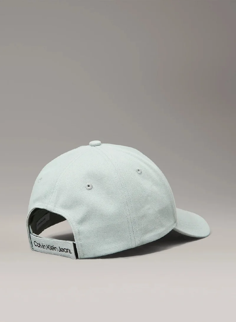 كالفن كلاين جينز قبعة بيسبول مزينة بشعار كلفن كلاين للجنسين