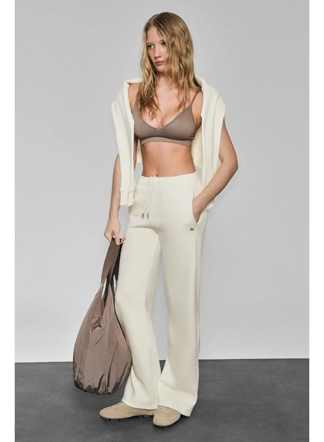 Urban Beat CLAYT Women’s Polar-Fleece and Soft-Fabric Double-Pocket Relaxed Fit Ecru Sweatpants with Print Detail.