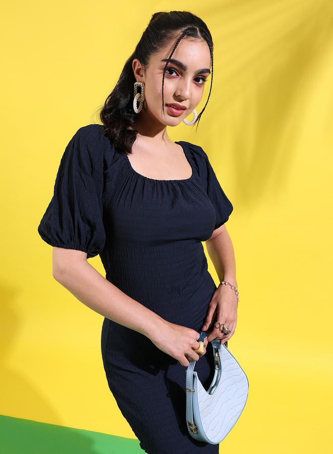 كامبوس سوترا فستان كامبس سوترا ضيق بطول الركبة بياقة مكشكشة وملمس مميز - Image 1