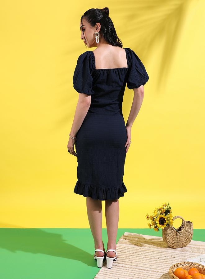 كامبوس سوترا فستان كامبس سوترا ضيق بطول الركبة بياقة مكشكشة وملمس مميز - Image 3