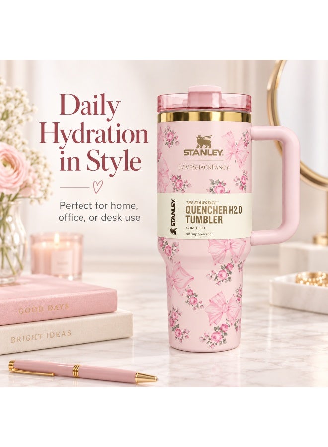 جيرينك كوب ستانلي «Quencher H2.0 FlowState» سعة 40 أونصة مزود بمقبض وقشة، لون «Rosa Beaux Pink» من LoveShackFancy، كوب سفر من الفولاذ المقاوم للصدأ مع عزل فراغي، متوافق مع حاملات الأكواب، مع صندوق هدايا، سعة 1.18 لتر - Image 5