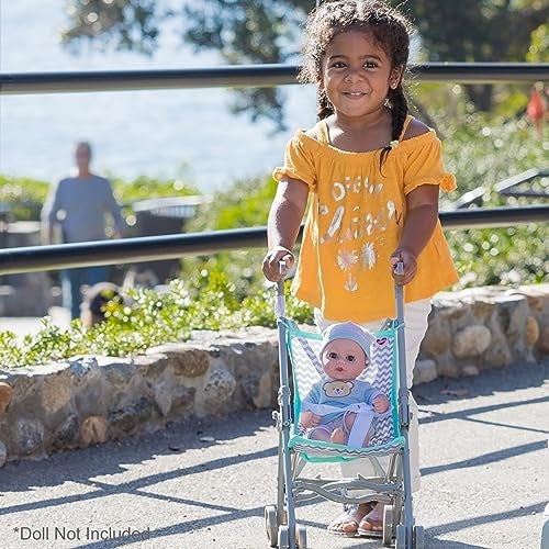 Adora عربة أطفال أدورا الواقعية والإبداعية بتصميم متعرج ممتع، غطاء شمس قابل للتعديل؛ تخزين لملحقات الدمى ومقعد عربة قابل للإزالة يناسب الدمى حتى 18 بوصة - صغيرة - Image 4