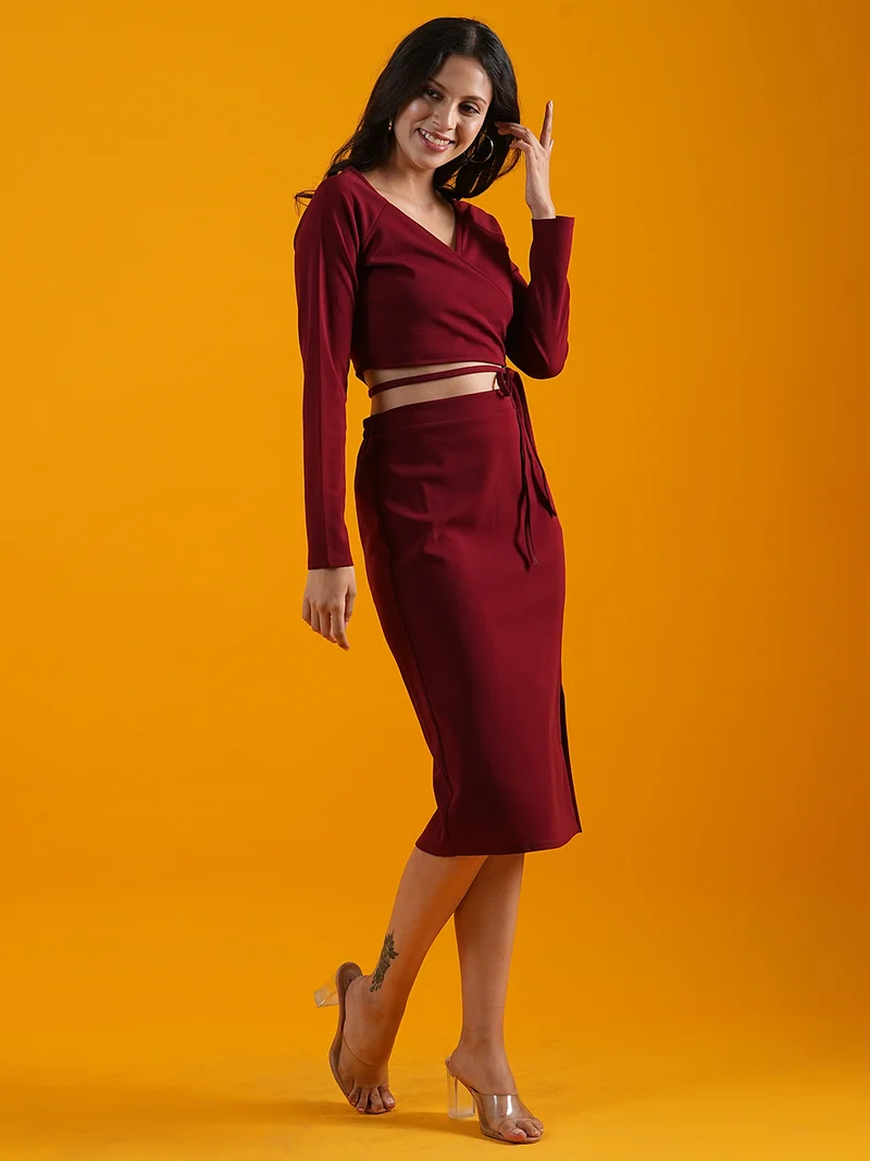 جلو باص بلوزة قصيرة نسائية عنابي بياقة على شكل حرف  وأكمام طويلة ورباط أمامي مع تنورة