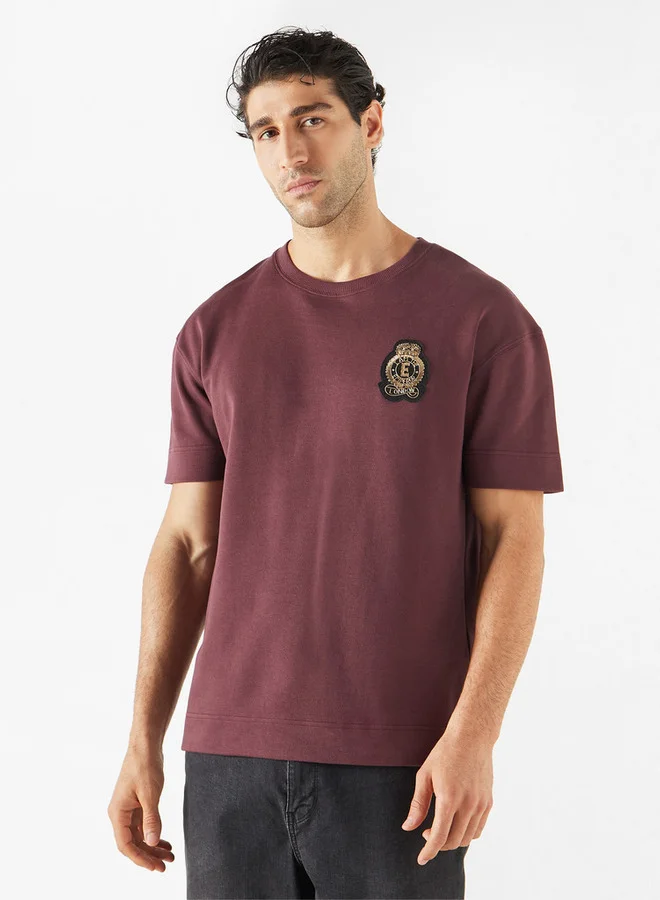 إمبيرور تيشيرت بأكمام قصيرة وتفاصيل زينة من إمبيرور