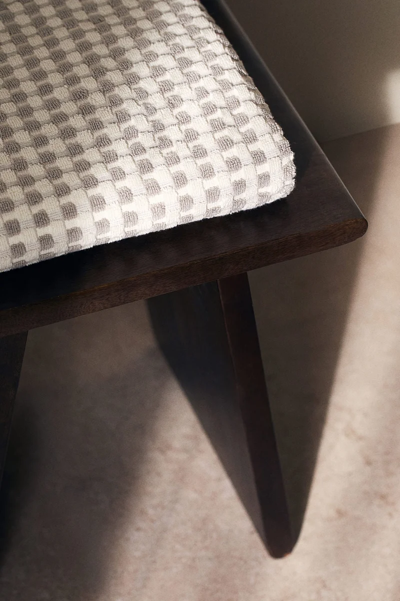 اتش اند ام منشفة حمام من نسيج التيري المنقوش