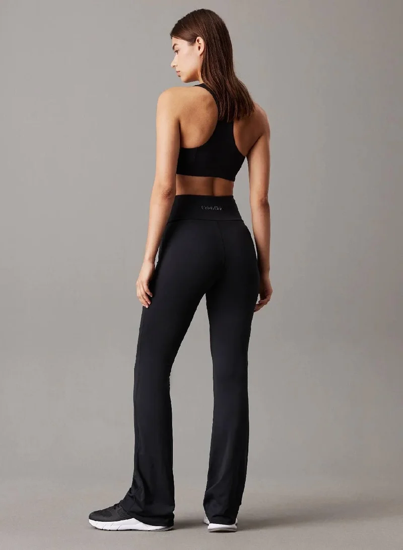 كالفن كلاين بنطال رياضي ضيق من أعلى وواسع من أسفل