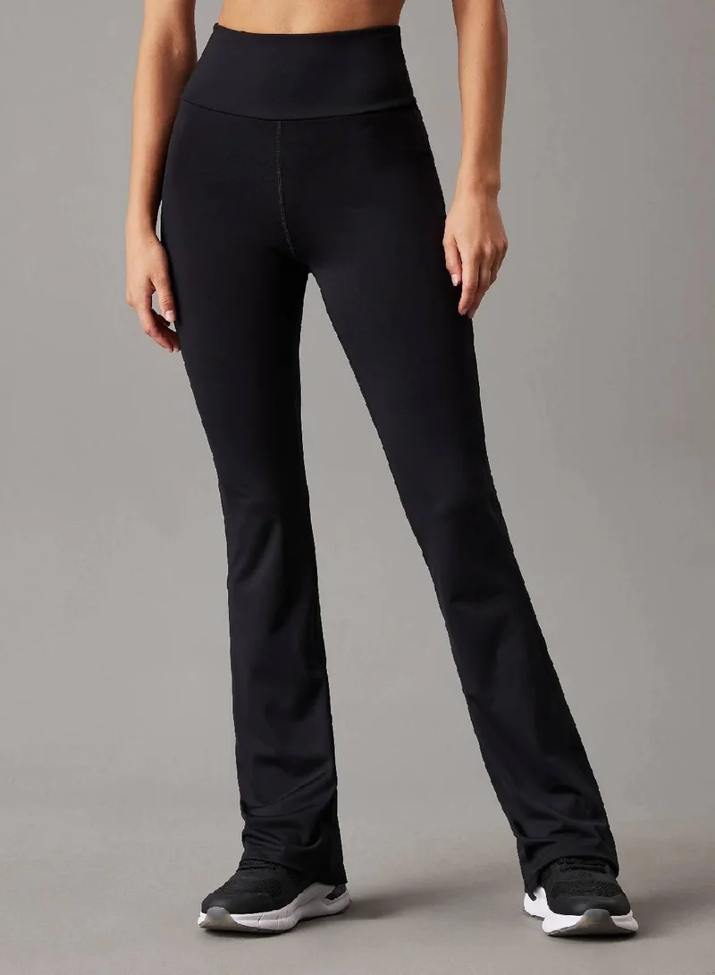 كالفن كلاين بنطال رياضي ضيق من أعلى وواسع من أسفل