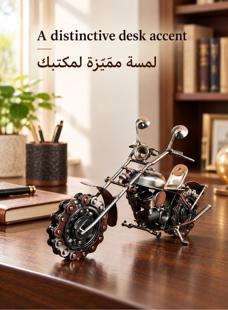 سيلكجا مجسم معدني لطراز "ريترو" يمثل سائق دراجة نارية | منحوتة فنية يدوية من الحديد مجمعة باستخدام البراغي والصواميل | نموذج دراجة نارية كلاسيكي للزينة يصلح للمنزل والمكتب والبار والمكتب والرفوف وخزائن العرض - Image 4