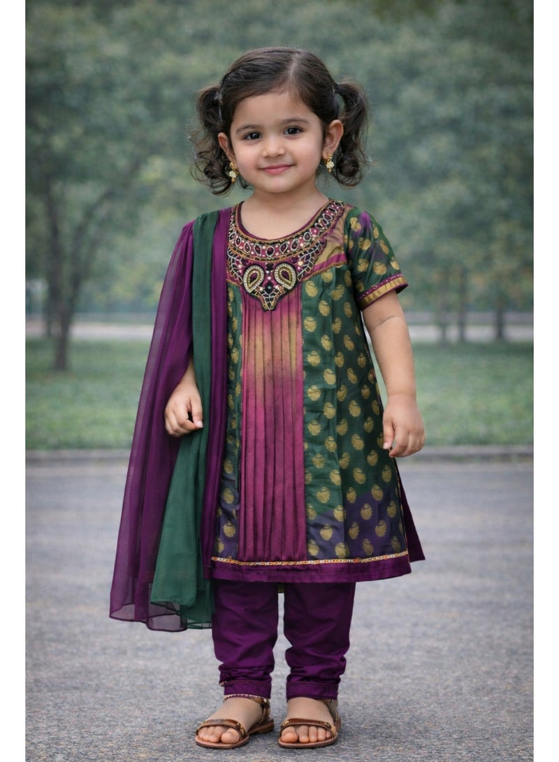 جوليتي إل إل سي طقم كورتي تقليدي للبنات | عمر 3–4 سنوات | 3 قطع مع شال (كورتي، بنطال ووشاح) | أخضر وبنفسجي ووردي - Image 1