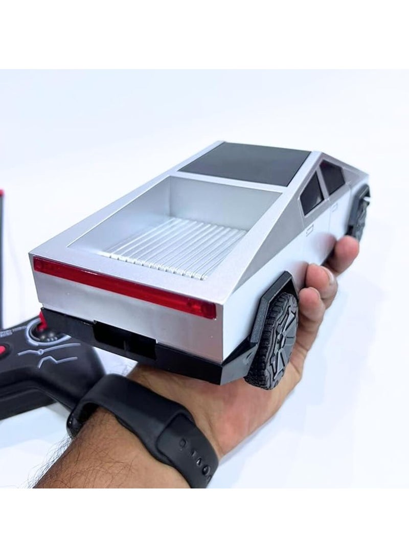شاحنة Tesla Cybertruck 2.4 جيجا هرتز تعمل بالتحكم عن بعد مع وحدة تحكم مخصصة للمصابيح الأمامية والخلفية، للعب الأطفال في الأماكن المغلقة والمفتوحة | هدايا عيد ميلاد للأطفال | الكبار | للجنسين (فضي) - Image 3