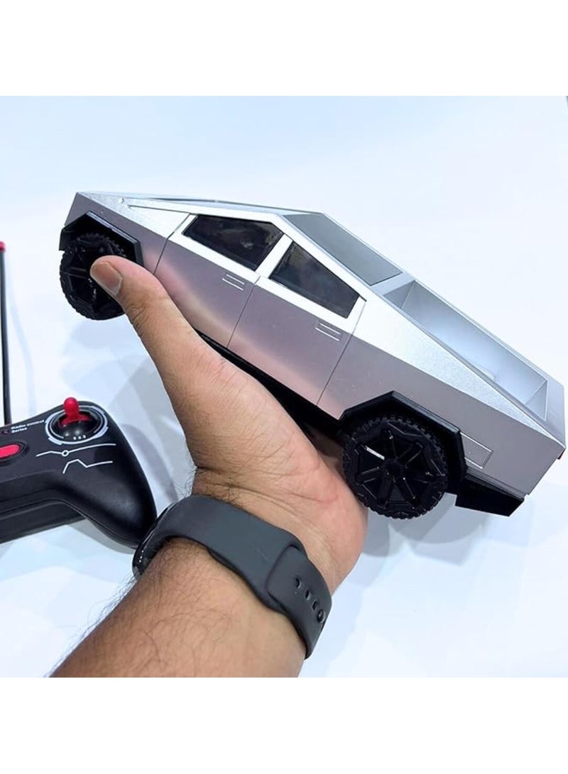 شاحنة Tesla Cybertruck 2.4 جيجا هرتز تعمل بالتحكم عن بعد مع وحدة تحكم مخصصة للمصابيح الأمامية والخلفية، للعب الأطفال في الأماكن المغلقة والمفتوحة | هدايا عيد ميلاد للأطفال | الكبار | للجنسين (فضي) - Image 4