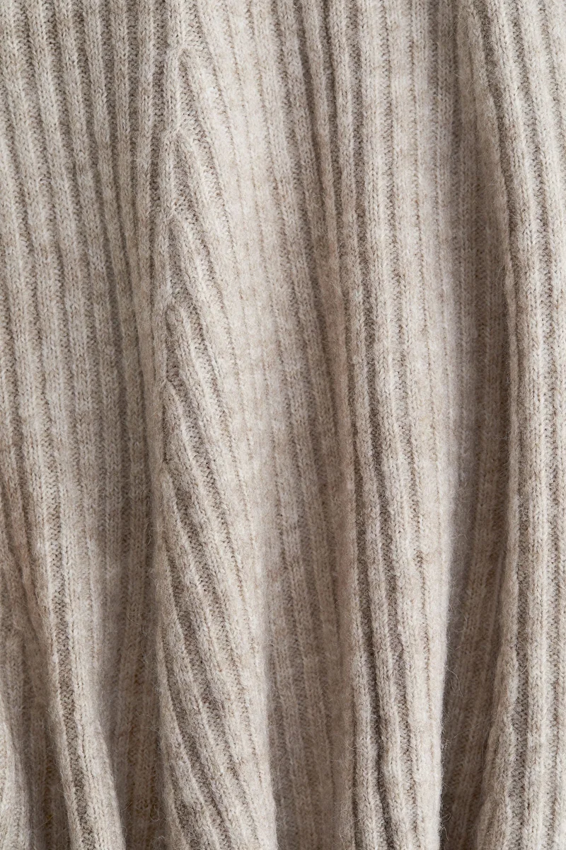 اتش اند ام فستان مكشوف الكتفين محبوك بضلوع