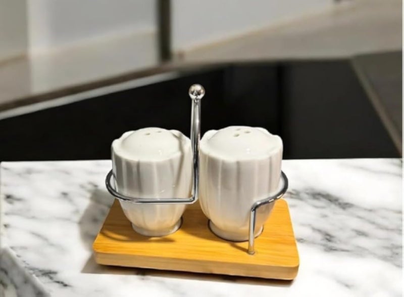 طقم ملح وفلفل بورسلين عادي بقاعدة خشبية، طقم تقديم طاولة عصري من قطعتين.