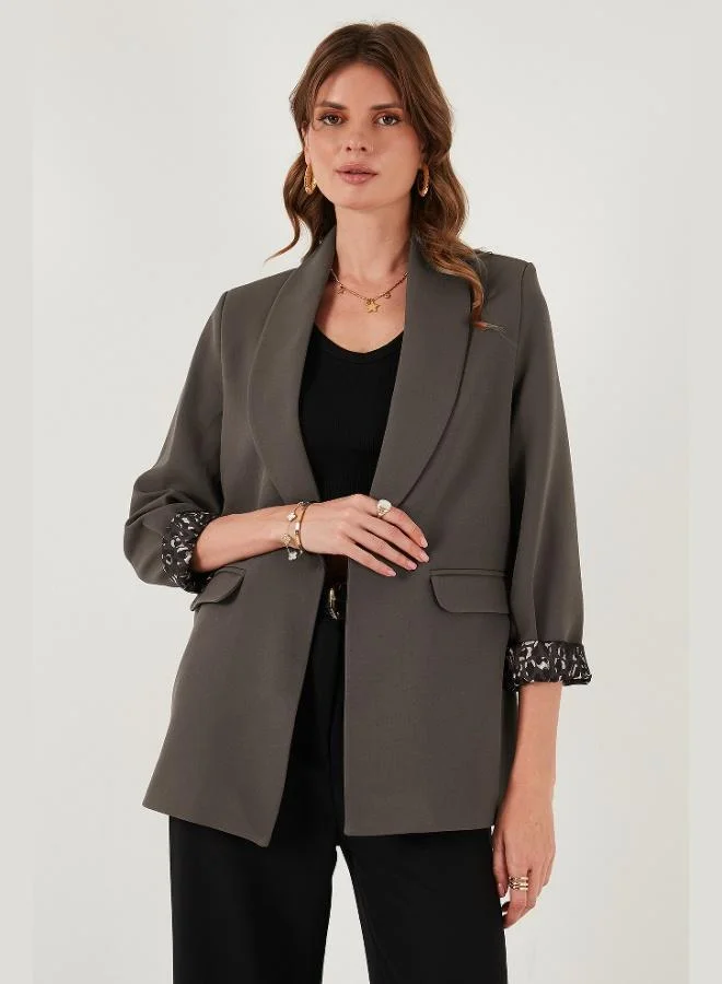 ليلا جاكيت بليزر نسائي ليلا بقصة عادية وياقة كلاسيكية وبطانة منقوشة وتفاصيل مميزة