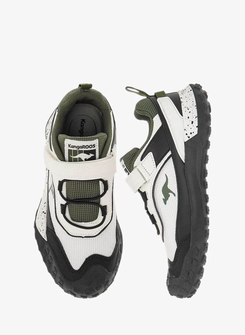 كانغاروس حذاء رياضي للأولاد بتفاصيل شعار وإغلاق بشريط لاصق
