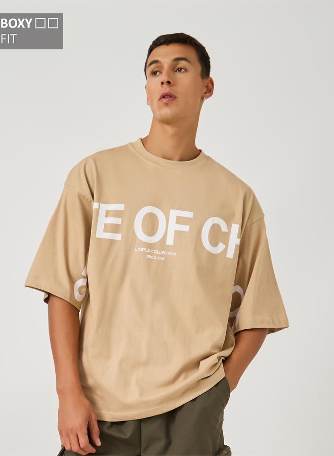 ستايلي تيشيرت ستايلي بطبعة تايبوجرافي بياقة عالية وقصة واسعة - Image 1