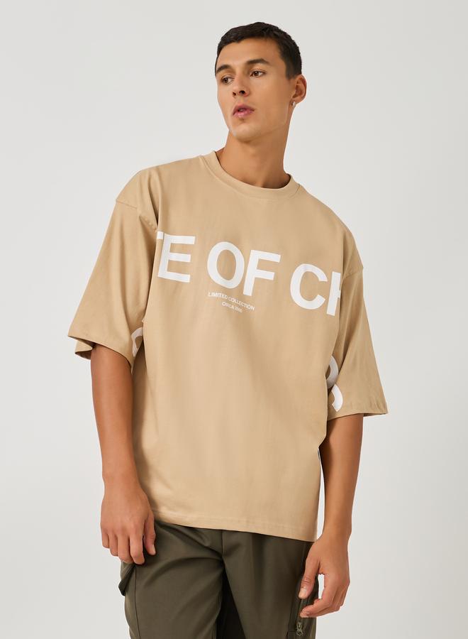 ستايلي تيشيرت ستايلي بطبعة تايبوجرافي بياقة عالية وقصة واسعة - Image 1