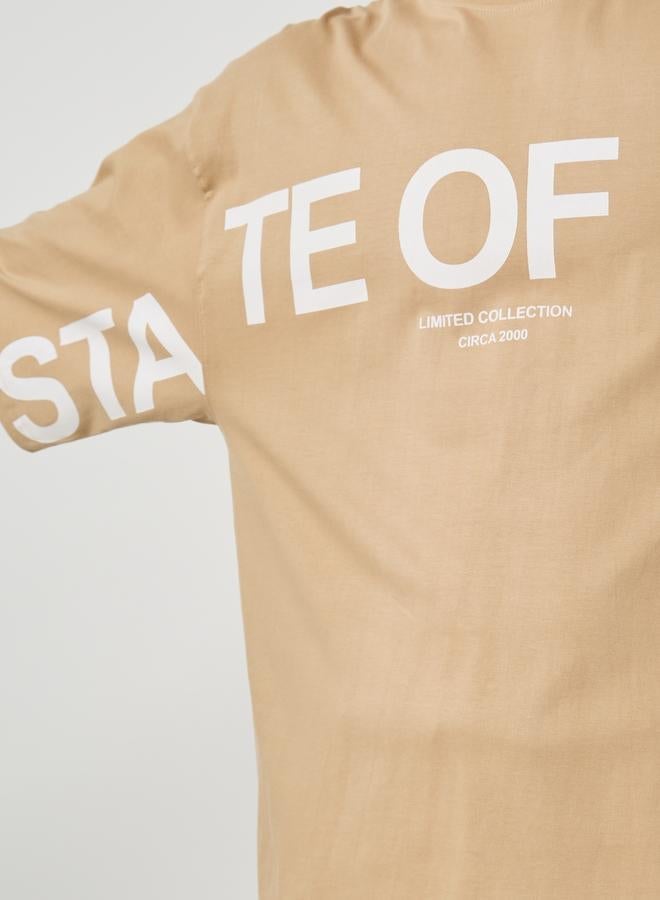 ستايلي تيشيرت ستايلي بطبعة تايبوجرافي بياقة عالية وقصة واسعة - Image 3