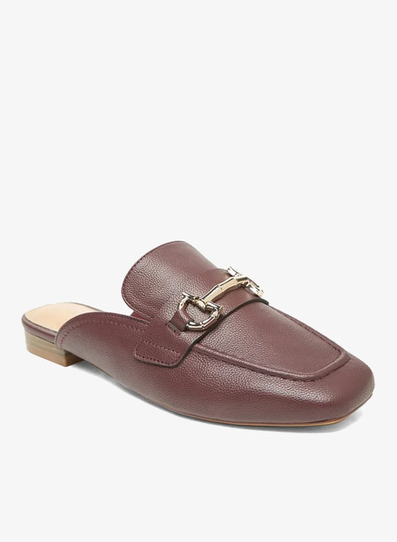 سيليست صنادل نسائية سادة سهلة الارتداء بلمسة معدنية