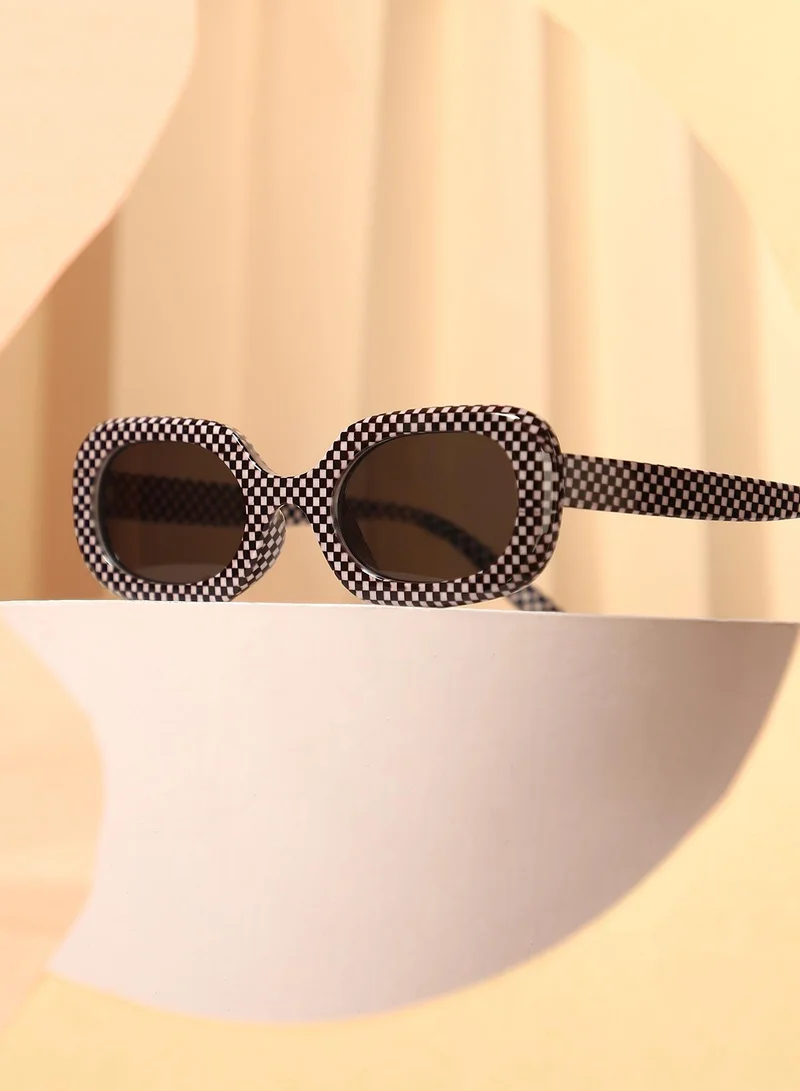 صوص هاوت نظارة شمسية نسائية مستطيلة بتصميم ريترو جريء للاستخدام اليومي | إطار أسود بولي كربونات | عدسة مستقطبة سوداء بالكامل | إطار كامل | نظارات نسائية وفتاة