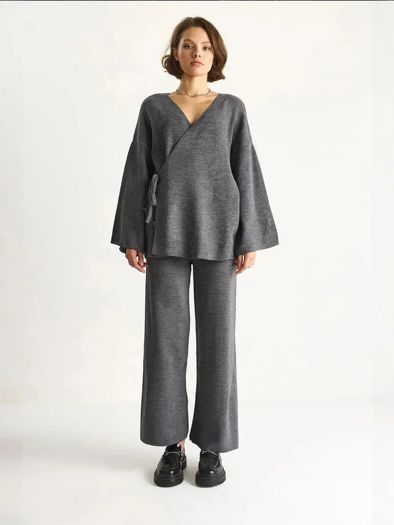 بيانكو لوتشي طقم بلوزة بربطة مزدوجة الصدر وبنطلون واسع الساق