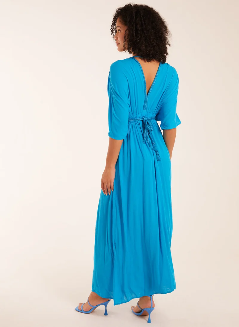 بلو فانيلا فستان ماكسي بياقة على شكل حرف  وتفاصيل حبل