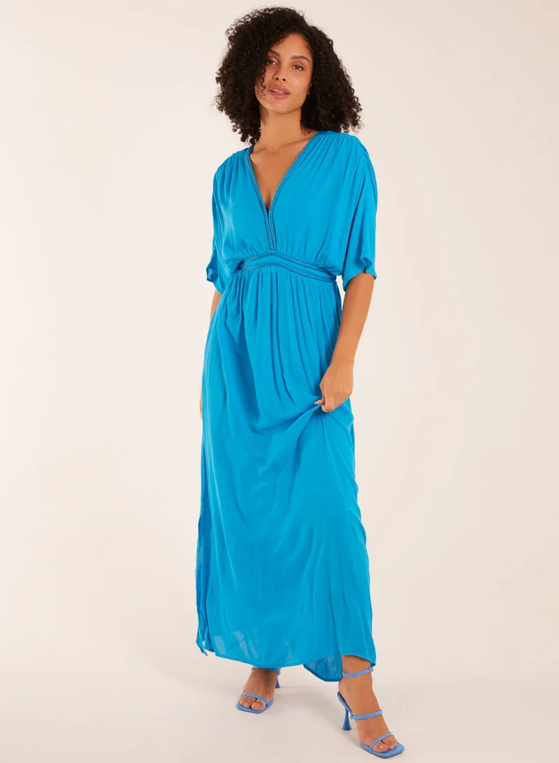 بلو فانيلا فستان ماكسي بياقة على شكل حرف  وتفاصيل حبل