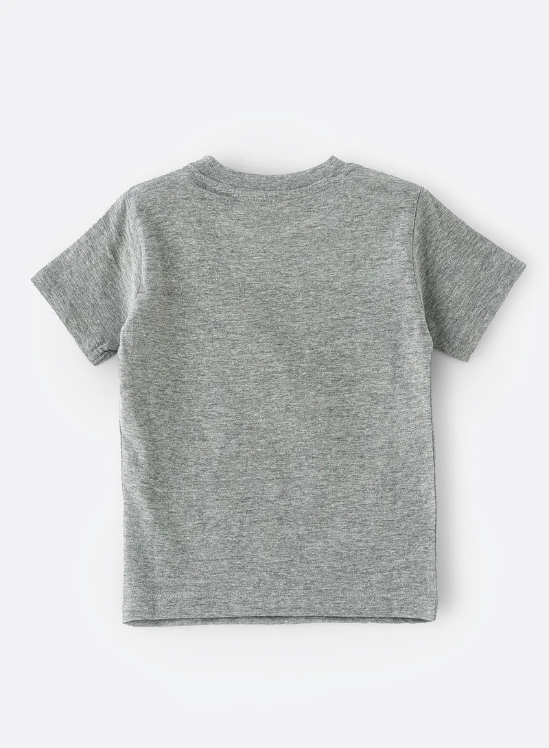 جام تيشيرت أساسي بياقة دائرية وطبعة