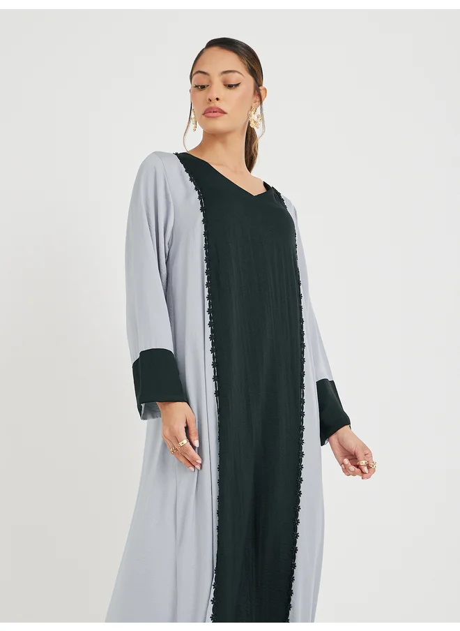 أميرة Amirah Color Block V Neck Jalabiya with Lace Trim