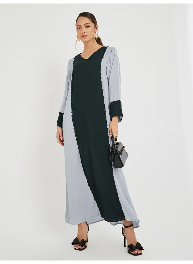 أميرة Amirah Color Block V Neck Jalabiya with Lace Trim