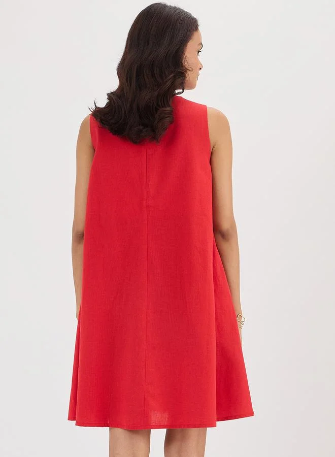 فيميلا فستان قصير بلا أكمام بحافة واسعة من الكتان