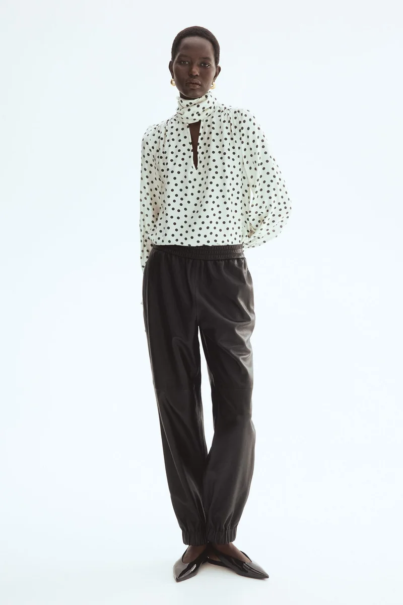 اتش اند ام بلوزة من الشيفون برباط على الرقبة